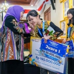 Gubernur Khofifah menyampaikan apresiasinya kepada salah satu peserta LKS Dikmen XXXIII 2025. (Ist)