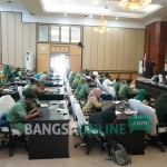 DPRD Jombang saat hearing dengan ratusan honorer K-2, Senin (21/11). foto: RONY S/ BANGSAONLINE