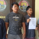 Korban bersama keluarganya setelah melaporkan peristiwa pemukulan ke Polres Sampang. (Foto : MUTAMMIM/BANGSAONLINE.com)