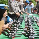 Senpi anggota Polres Batu tampak mengkilap dan terawat.