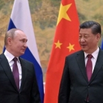 Presiden Rusia Vladimir Putin (kiri) dan Presiden China Xi Jinping berpose selama pertemuan mereka di Beijing, pada 4 Februari 2022. (AFP PHOTO/ALEXEI DRUZHININ)/KOMPAS.com