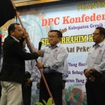 Ali Muchsin menerima bendera panji DPC Konfederasi SPSI. foto: SYUHUD/ BANGSAONLINE