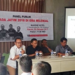 Suko Widodo dan Mochtar W. Oetomo menjadi pembicara dalam Panel Publik tentang Pilkada Jatim 2018 di Era Milenial. Foto: DIDI ROSADI/BANGSAONLINE