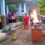 ATRAKSI: Petugas JOB P-PEJ saat mempraktekkan cara memadamkan kobaran api kompor LPG yang benar. foto: eky nurhadi/ BANGSAONLINE.com