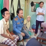 Pelaku (kiri) yang diduga hendak mengambil handpone diamankan di kantor Pasar Kolpajung Pamekasan.