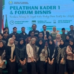 Pengurus BPC Hipmi Kabupaten Kediri, Bakorda Hipmi PT Jawa Timur, dan Dr. Hj. Anggia Ermarini, Ketua Komisi VI DPR RI bersama perserta pelatihan. Foto: Ist.