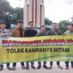 BEM Umsida saat deklarasi tolak kampanye hitam di Alun-Alun Sidoarjo.