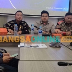 Ketua DPRD Gresik, Muhammad Syahrul Munir, didampingi jajarannya saat launching aplikasi e-Asmara. Foto: SYUHUD/BANGSAONLINE