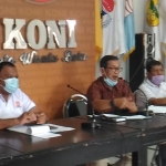 Ketua KONI Kota Batu Drs. Mahfud (tengah) saat memberikan keterangan pers, Senin (28/12).