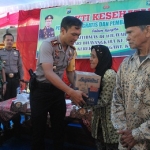 Kapolres Ngawi serahkan bantuan.