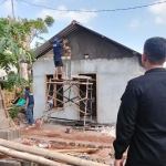 WBP Lapas Tuban saat mengikuti program bedah rumah milik warga kurang mampu dalam kegiatan TMMD ke-128.