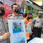 Kapolres Blitar Kota AKBP Argowiyono (kiri) menunjukkan foto korban dan foto TKP.