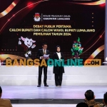Pasangan calon bupati dan wakil bupati saat debat publik yang digelar KPU Lumajang. Foto: IMRON GHOZALI/BANGSAONLINE