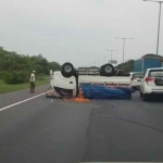 Kondisi pikap bermuatan wortel saat terguiling di Jalan Tol Ruas Waru arah Sidoarjo, Jumat (7/4/2023).