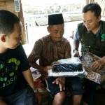Pengurus Lazisnu Jombang saat menyerahkan bantuan kesejahteraan kepada kakek Khamim, Sabtu (30/7). foto:  RONY S/ BANGSAONLINE
