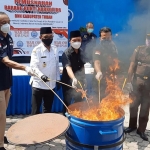 Pemusnahan ganja 1,5 kilogram di halaman kantor BNNK Tuban, Rabu (4/8/2021).