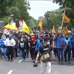 Puluhan Aktivis PMII Nganjuk mendatangi Gedung DPRD Nganjuk untuk menyuarakan penolakan Omnibus Law UU Cipta Kerja, Jumat (9/10/2020). (foto: BAMBANG/ BANGSAONLINE)