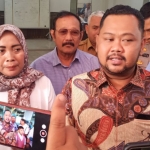 Anis Ambiyo Putri (kiri) bersama Bupati Gresik Fandi Akhmad Yani  saat memberikan keterangan pers.  Foto: SYUHUD/ BANGSAONLINE