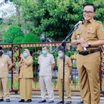 Bupati Pamekasan H. Baddrut Tamam saat apel awal tahun di Lapangan Nagara Bhakti Mandhapa Aghung Ronggosukowati.