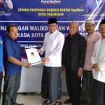 H. Ahmad Ansori diterima pengurus partai Nasdem Kota Pasuruan saat mendaftar.