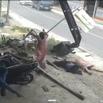 Tangkapan layar video CCTV kecelakaan di Jalan Raya Dusun Beltok, Desa Plakpak, Pegantenan