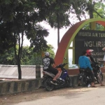 Pintu masuk wisata Air Terjun Nglirip. foto: AHMAD/ BANGSAONLINE