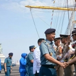 Kepala Staf TNI Angkatan Laut Laksamana TNI Siwi Sukma Adji, S.E., M.M, saat bersalaman dengan satgas KJK. foto: DEVI/ BANGSAONLINE