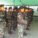 Tentara yang disiapkan untuk pengamanan dan upacara penghormatan terakhir KH Hasyim Muzadi. foto: tuhu/ BANGSAONLINE