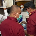 Petugas saat menggeledah salah satu blok hunian warga binaan di Rutan Bangkalan