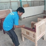 Salah satu warga binaan Lapas Pamekasan saat mengerjakan pembuatan kursi