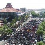 Aksi unjukrasa puluhan ribu mahasiswa Surabaya menolak UU KPK dan KUHP di kantor DPRD Jatim Jalan Indrapura Surabaya, Kamis (26/9/2019). Mereka datang dari berbagai kampus kota Surabaya dan sekitarnya dengan tagar "Surabaya Menggugat". Foto: purnama/suarasurabaya.net