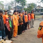 Petugas gabungan BPBD dan Polsek Driyorejo saat persiapan pencarian korban. foto: ist.