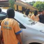 Tersangka penjualan mobil bodong saat digelandang di Mapolres Tuban. (foto: suwandi/BANGSAONLINE)
