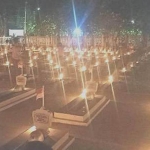 Suasana gelap pun, seketika menjadi terang dengan adanya lilin yang menghiasi ratusan makam para pahlawan maupun pejuang di TMP Kusuma Negara.