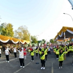 Direktur Utama Petrokimia Gresik, Dwi Satriyo Annurogo saat ikuti senam bersama dalam kegiatan  jalan sehat dan pengobatan gratis. Foto: Ist.