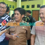 Kasi Pemuda dan Olahraga Disdik Kabupaten Kediri, Tri Setyo Nugroho, didampingi Wakil Ketua Kormi Kabupaten Kediri 1, Karjito (kanan), dan 2, Ardi, saat memberi keterangan kepada awak media. Foto: MUJI HARJITA/BANGSAONLINE