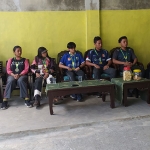 Pelatih Cabor Menembak Sampang, Slamet Riyadi, saat memberikan motivasi pada para atlet. Foto: MUTAMMIM/BANGSAONLINE