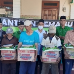 Ratusan warga korban gempa di Tulungagung, Trenggalek, Malang, Lumajang, dan Blitar merasa senang dan bahagia menerima bantuan paket sembako dari ASC Foundation yang dipimpin oleh Muhammad Al Barra atau Gus Barra. (foto: ist)