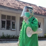Tenaga Medis Puskesmas Ngletih, saat memberikan instruksi kepada pasien. foto: ist
