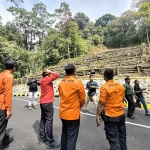 Tim Gabungan saat melakukan pengecekan jalur Pacet-Cangar untuk persiapan pembukaan full 24 jam. (Ist)