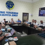 Dalam prosesnya, Dishub Jember juga melakukan penataan ulang area parkir di sekitar jalur tersebut agar tidak mengganggu kelancaran lalu lintas