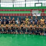 FOTO BARENG: Tim Voli Papua dan Tim PBVSI Sidoarjo jelang pertandingan uji coba, di GOR Delta, Sabtu (31/10). foto: MUSTAIN/ BANGSAONLINE