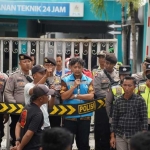 Masyarakat yang dikoordinatori Abd Rahem saat demo ke kantor ULP PLN Pamekasan. 