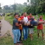 Warga yang ikut menggotong Sukisno, terduga pelaku pembunuhan tukang jamu di Blitar, dites rapid antigen.  