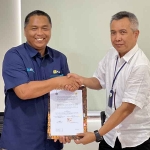 Kepala Kantah Kabupaten Pasuruan saat menunjukkan PKS atau perjanjian kerja sama yang telah diteken bersama perwakilan dari PLN.
