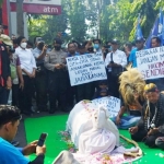 Massa dari Aliansi Kediri Bersatu saat menggelar aksi demo di Kantor Pemkot Kediri. foto: ist.