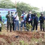 Bupati Yuhronur saat tanam pohon durian. (foto: ist)