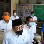 Pakdhe Karwo bersama rombongan di Balai Desa Dempel. (foto: ist)