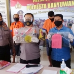 Kapolresta Banyuwangi didampingi Kasat Reskrim menunjukan barang bukti saat rilis pers di Mapolresta Banyuwangi.