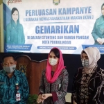 Kepala Dinas Kelautan dan Perikanan Jawa Timur, Muhammad Gunawan Saleh (kiri) saat menghadiri acara Perluasan kampanye Gemarikan bersama Ketua Forikan Jatim Arumi Bachsin di Kota Probolinggo. 